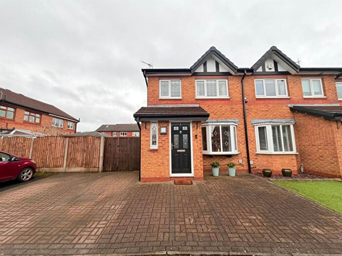 3 Bedroom Semi Detached House For Sale In Exeter Close, Dukinfield, SK16
