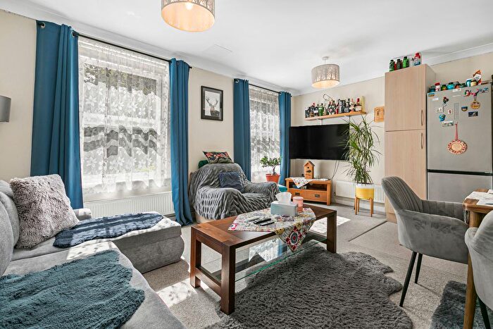 1 Bedroom Flat For Sale In Station Road, Twickenham, TW1