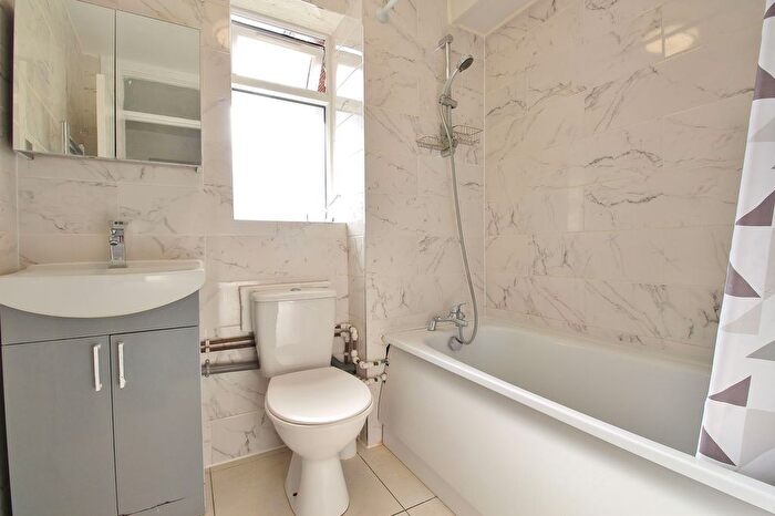 2 Bedroom Flat To Rent In Alexandra Road, Hounslow, TW3