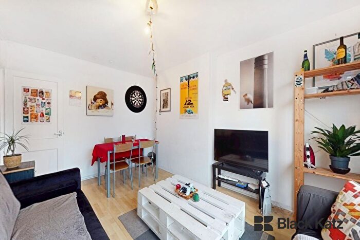3 Bedroom Flat For Sale In Maskelyne Close, Battersea, SW11