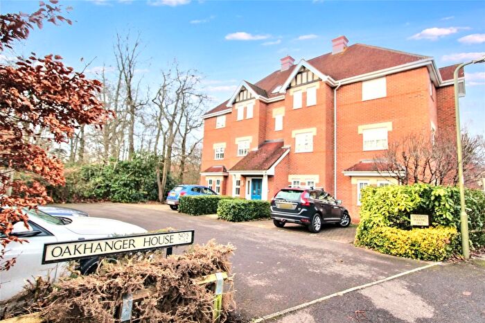2 Bedroom Flat For Sale In Kingsley Square, Fleet, Hampshire, GU51