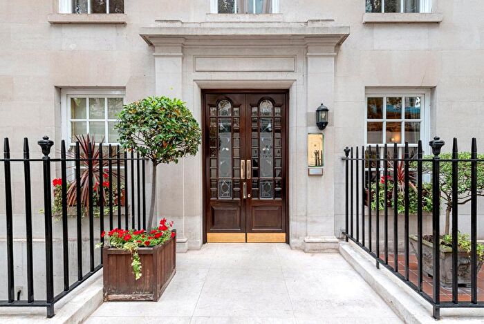 3 Bedroom Flat For Sale In Upper Grosvenor Street, Mayfair, London, W1K