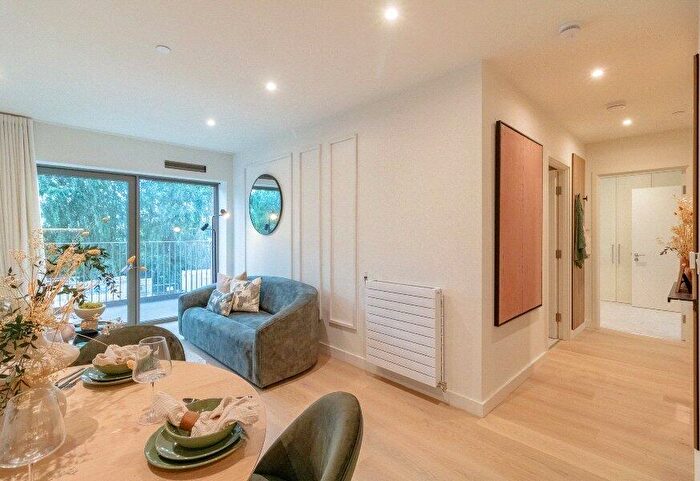 2 Bedroom Flat For Sale In Royal Crest Avenue, London, E16