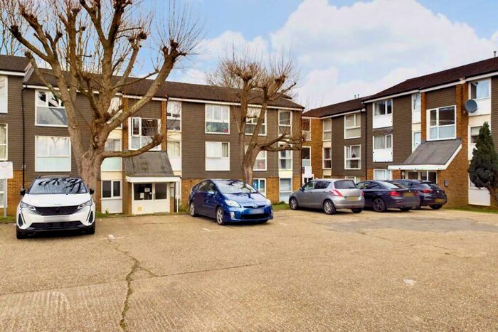 2 Bedroom Apartment For Sale In Cuffley Court, Hemel Hempstead, HP2