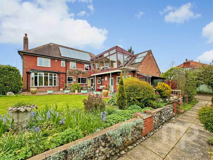 4 Bedroom Detached House For Sale In Oak Lodge, Norwich Road, Ashwellthorpe, NR16
