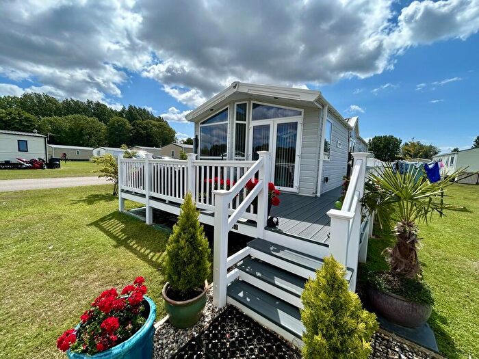 2 Bedroom Park Home For Sale In Essex Road, Hoddesdon, EN11