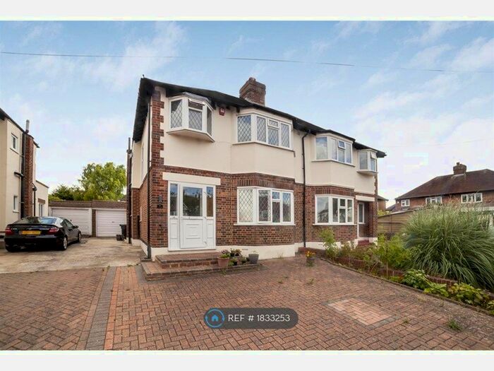 4 Bedroom Semi-Detached House To Rent In Gladeside, Croydon, CR0