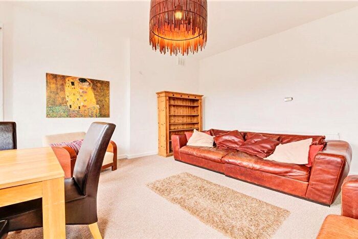 3 Bedroom Flat To Rent In Blenheim Gardens, Willesden Green, NW2