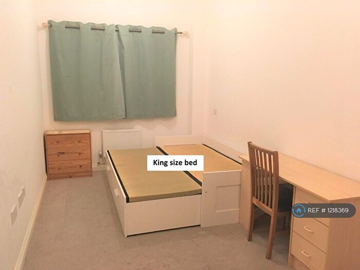 2 Bedroom Flat To Rent In Aqua Vista Square, London, E3