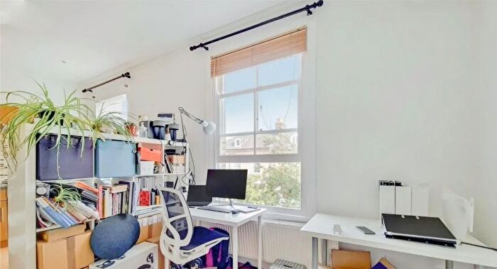 2 Bedroom Flat To Rent In College Place, London, NW1