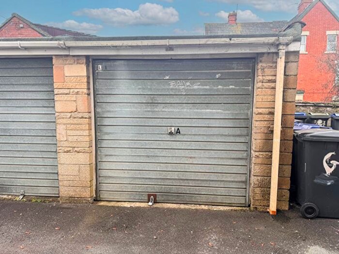 2 Bedroom Flat For Sale In Wingfield Road, Trowbridge, BA14