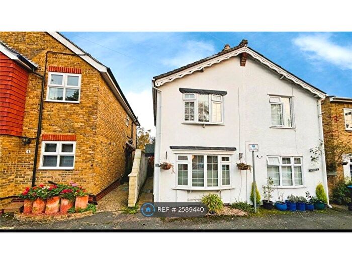 3 Bedroom Semi-Detached House To Rent In Farmers Road, Staines, TW18