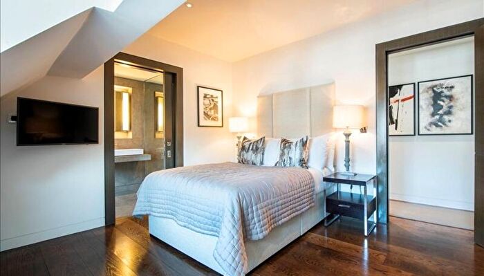 2 Bedroom Flat To Rent In Duke Street, London, W1K