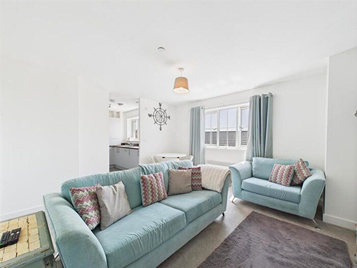 2 Bedroom Flat For Sale In Keepsake Way, Berryfields, Aylesbury, HP18