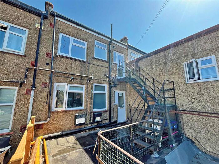 2 Bedroom Flat For Sale In Central Road, Worcester Park, KT4