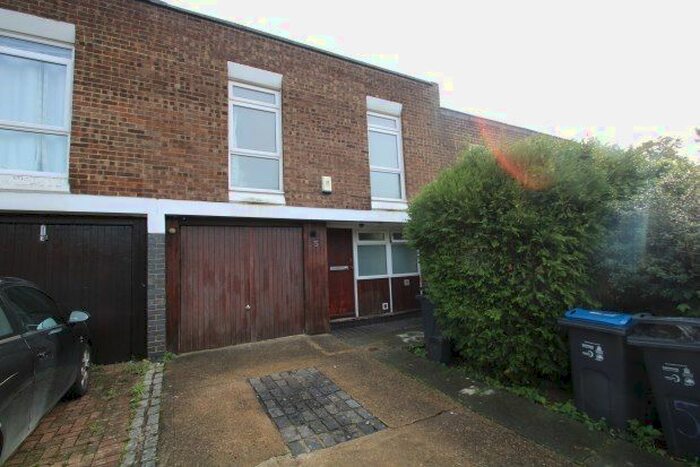 4 Bedroom Property To Rent In Tipton Drive, Croydon, CR0