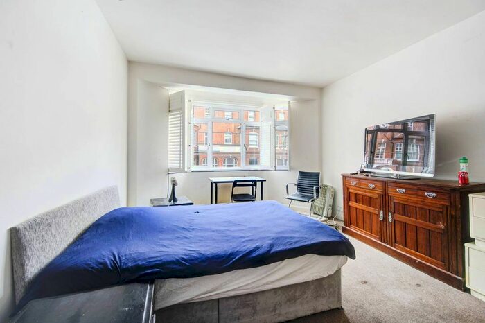 Studio To Rent In Barton Court, Barons Court, London, W14