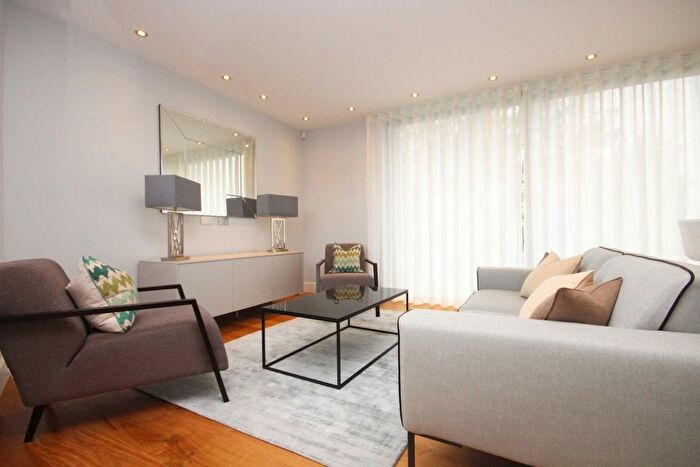 2 Bedroom Flat To Rent In Bridge End Close, Kingston Upon Thames, KT2