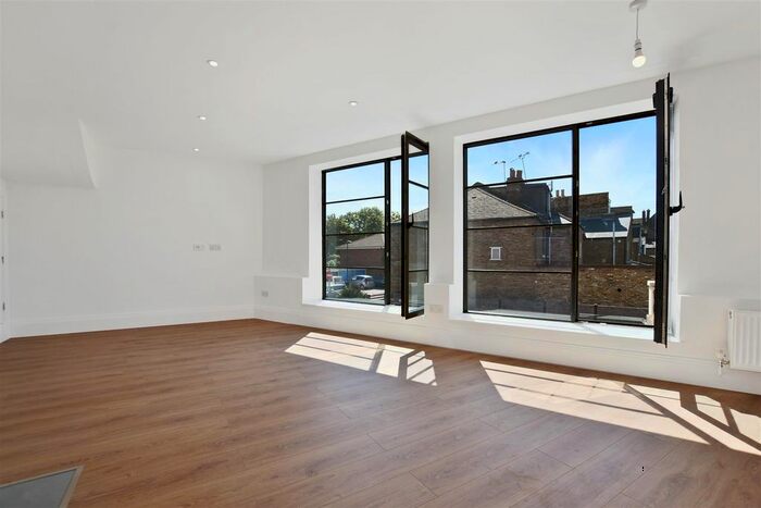 3 Bedroom Flat To Rent In Albion Road, Twickenham, TW2