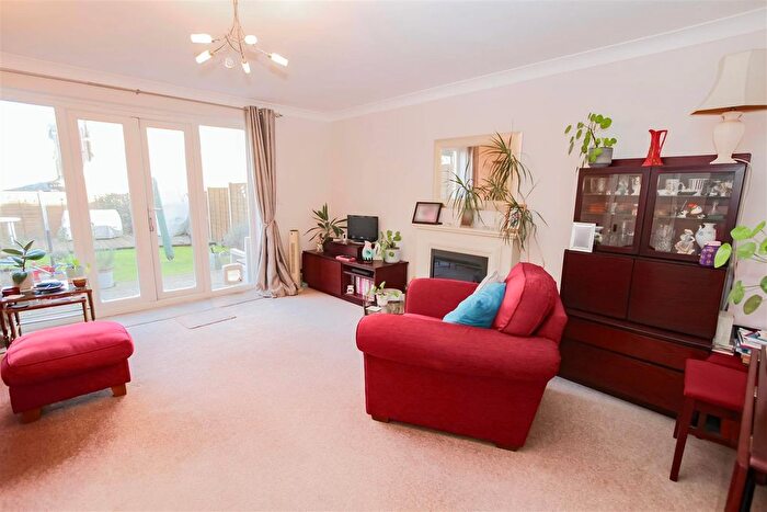 3 Bedroom End Of Terrace House For Sale In Bascombe Grove, Braeburn Park, Crayford, DA1