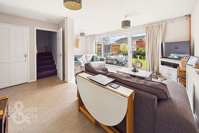 3 Bedroom Semi-detached House For Sale In Finch Way, Brundall, Norwich, NR13