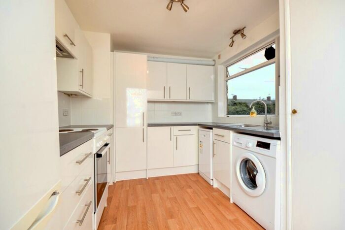 2 Bedroom Flat To Rent In Christchurch Park, Sutton, Surrey, SM2