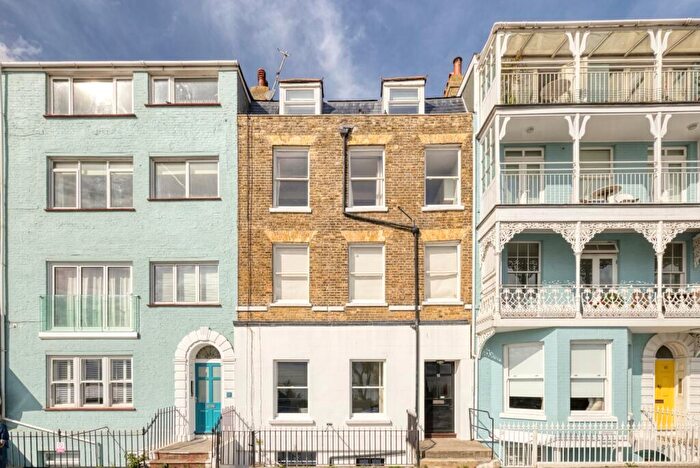 1 Bedroom Flat For Sale In Victoria Parade, Broadstairs, Kent, CT10