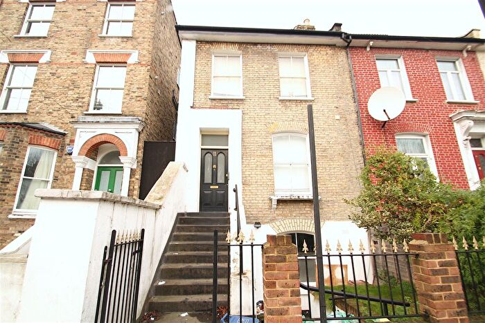 3 Bedroom Flat To Rent In Cecilia Road, Dalston, E8