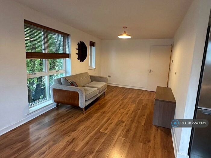 1 Bedroom Flat To Rent In Montclair Court, London, N12