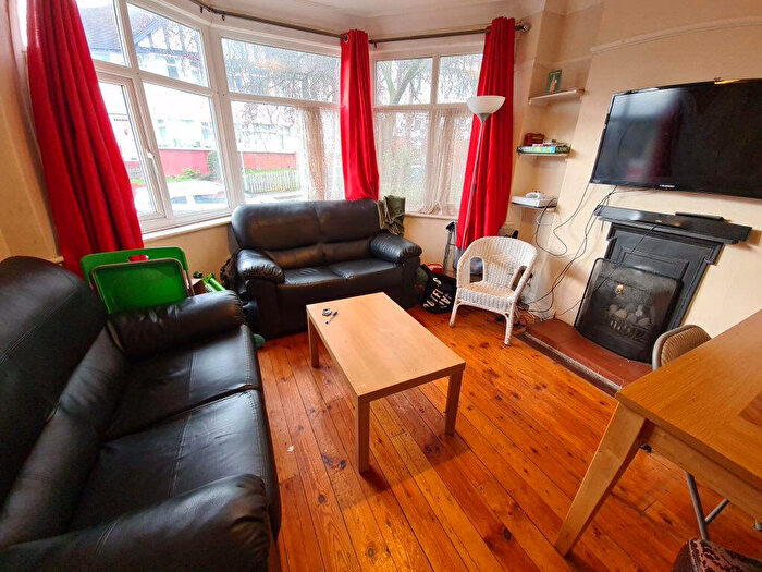 4 Bedroom House To Rent In Buckingham Avenue, Leeds, LS6