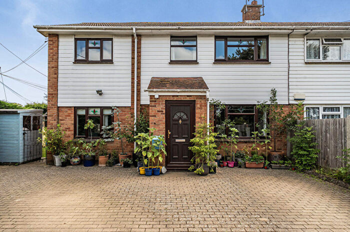 4 Bedroom Semi-Detached House For Sale In Cleavesland, Laddingford, ME18