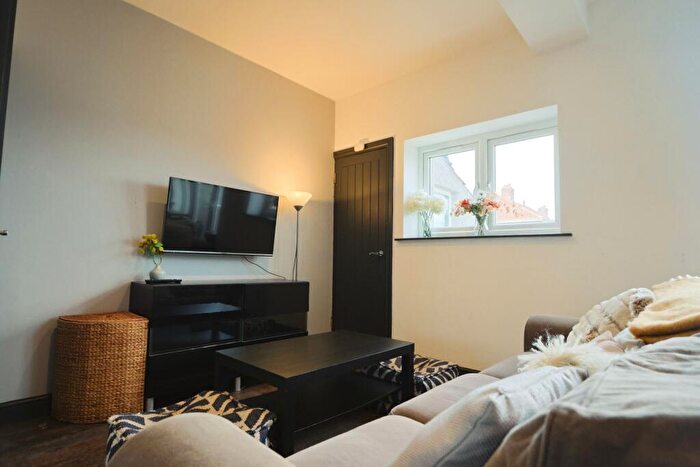 6 Bedroom Flat To Rent In Southmead Road, Westbury-on-Trym, Bristol, BS10