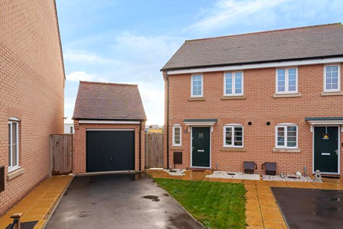 2 Bedroom Semi-Detached House To Rent In Clemens Road, Aylesbury, HP18