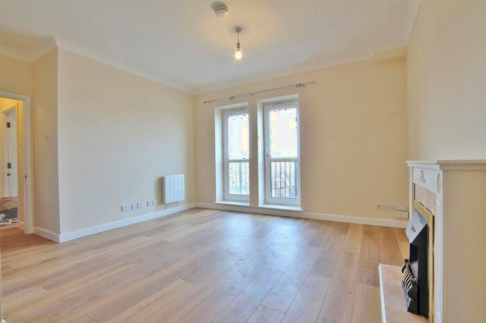 2 Bedroom Flat To Rent In High Street, Hounslow, TW3
