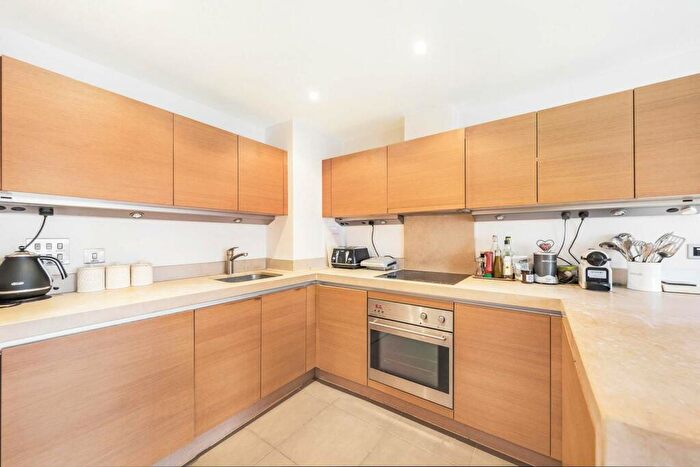 1 Bedroom Flat To Rent In Wendle Square, Battersea, London, SW11