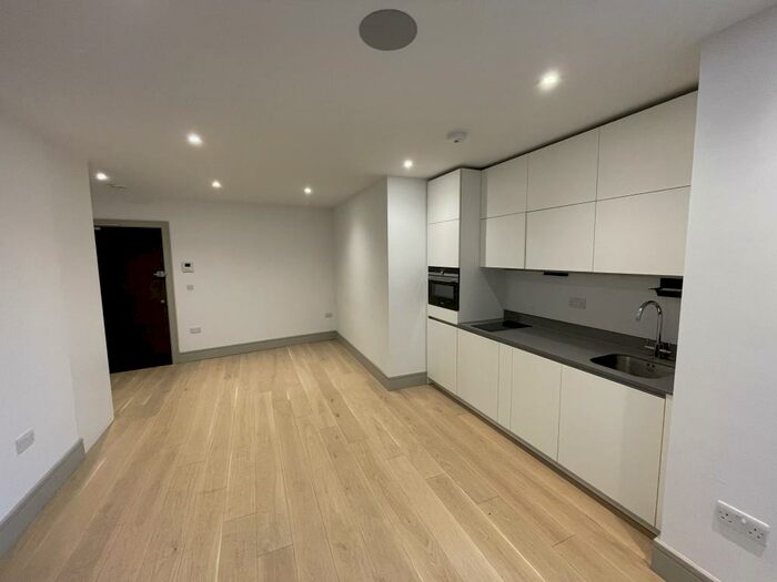 Studio To Rent In High Road, London, N12