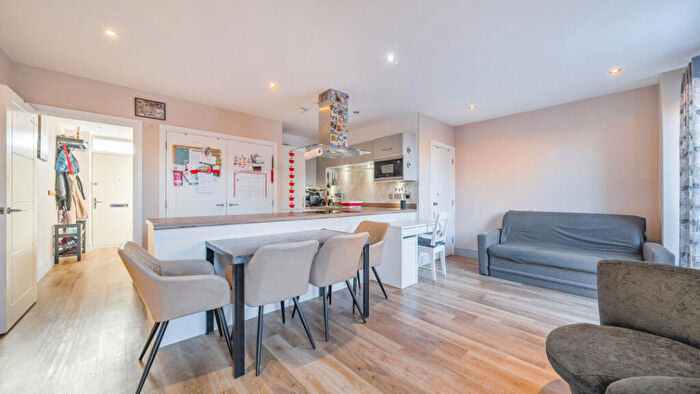 2 Bedroom Maisonette For Sale In Loampit Road, Erith, DA8