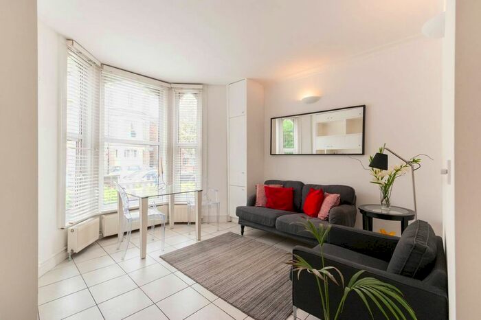 2 Bedroom Flat To Rent In York Road, Acton, London, W3