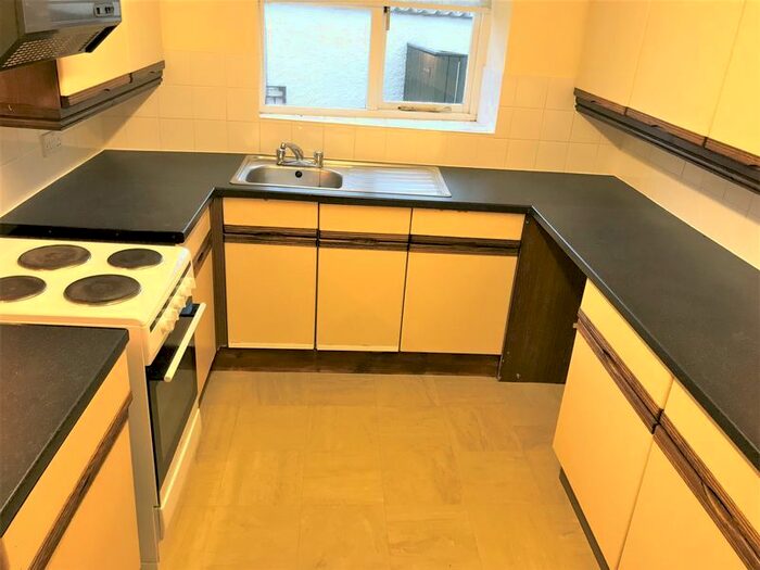2 Bedroom Flat To Rent In Church Street, South Brent, TQ10