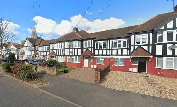 2 Bedroom Flat To Rent In Westview Drive, Woodford Green, IG8