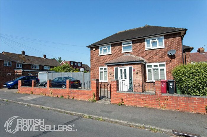 4 Bedroom Semi-Detached House For Sale In Fox Road, Slough, Berkshire, SL3