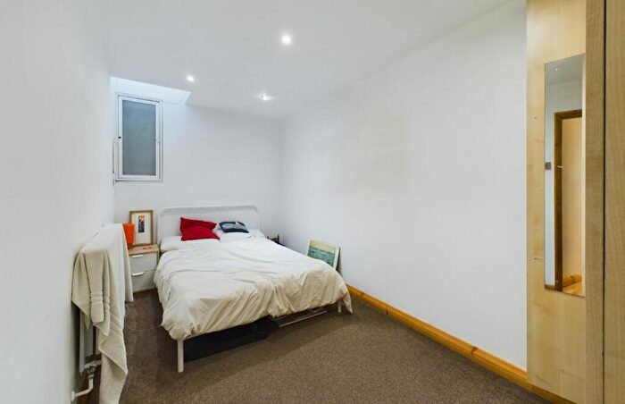 2 Bedroom Flat For Sale In Flat D, Old Ford Road, Tower Hamlets, London, E3