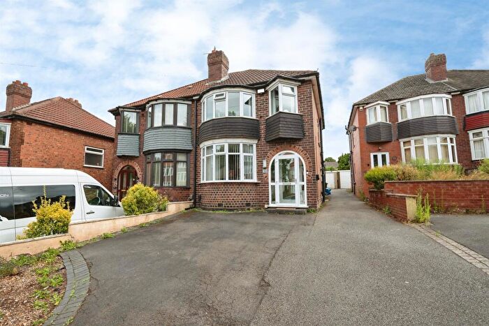3 Bedroom Semi-Detached House For Sale In The Broadway, West Bromwich, B71