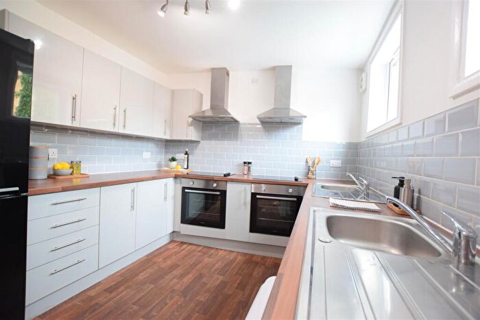 12 Bedroom End Of Terrace House To Rent In Unity Square - Bed Student House - /, LN2