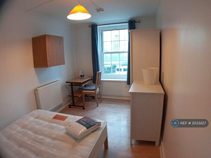 3 Bedroom Flat To Rent In Read House, London, SE11