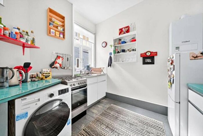 1 Bedroom Flat To Rent In Lansdowne Way, Stockwell, London, SW8