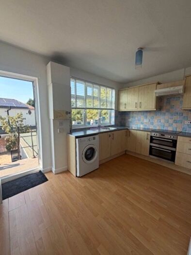 2 Bedroom Flat To Rent In Longwood Gardens, Ilford, Essex, IG5