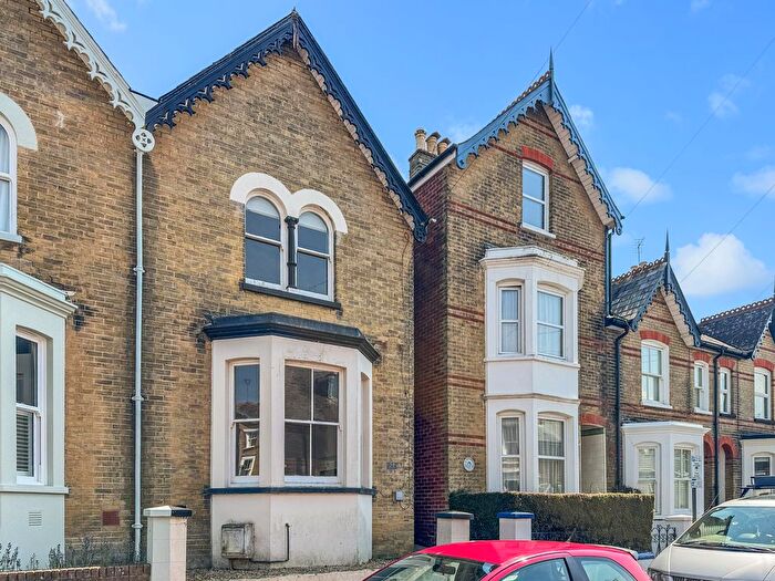 3 Bedroom Semi-Detached House To Rent In Beckford Road, Cowes, PO31