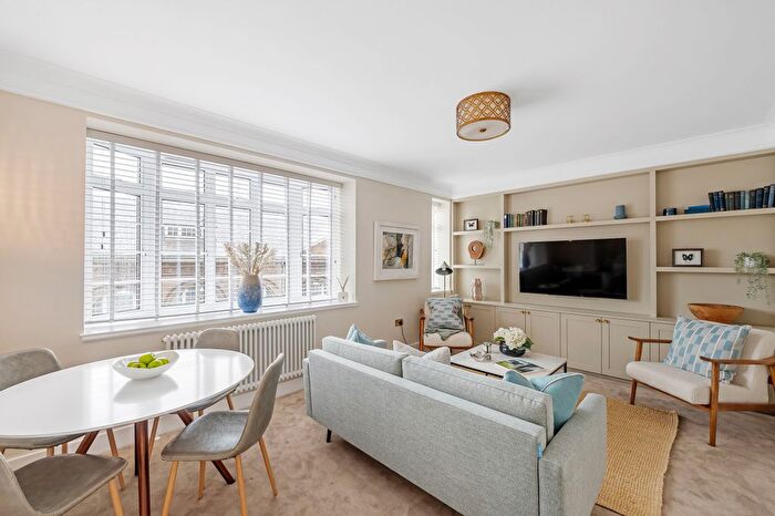 3 Bedroom Flat To Rent In Buckingham Palace Road, Belgravia, SW1W