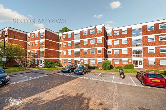 2 Bedroom Flat For Sale In Oak Tree Close, Ealing, W5